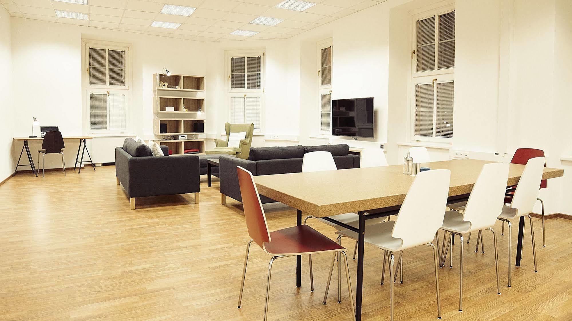 Hostel Folks Братислава Екстериор снимка