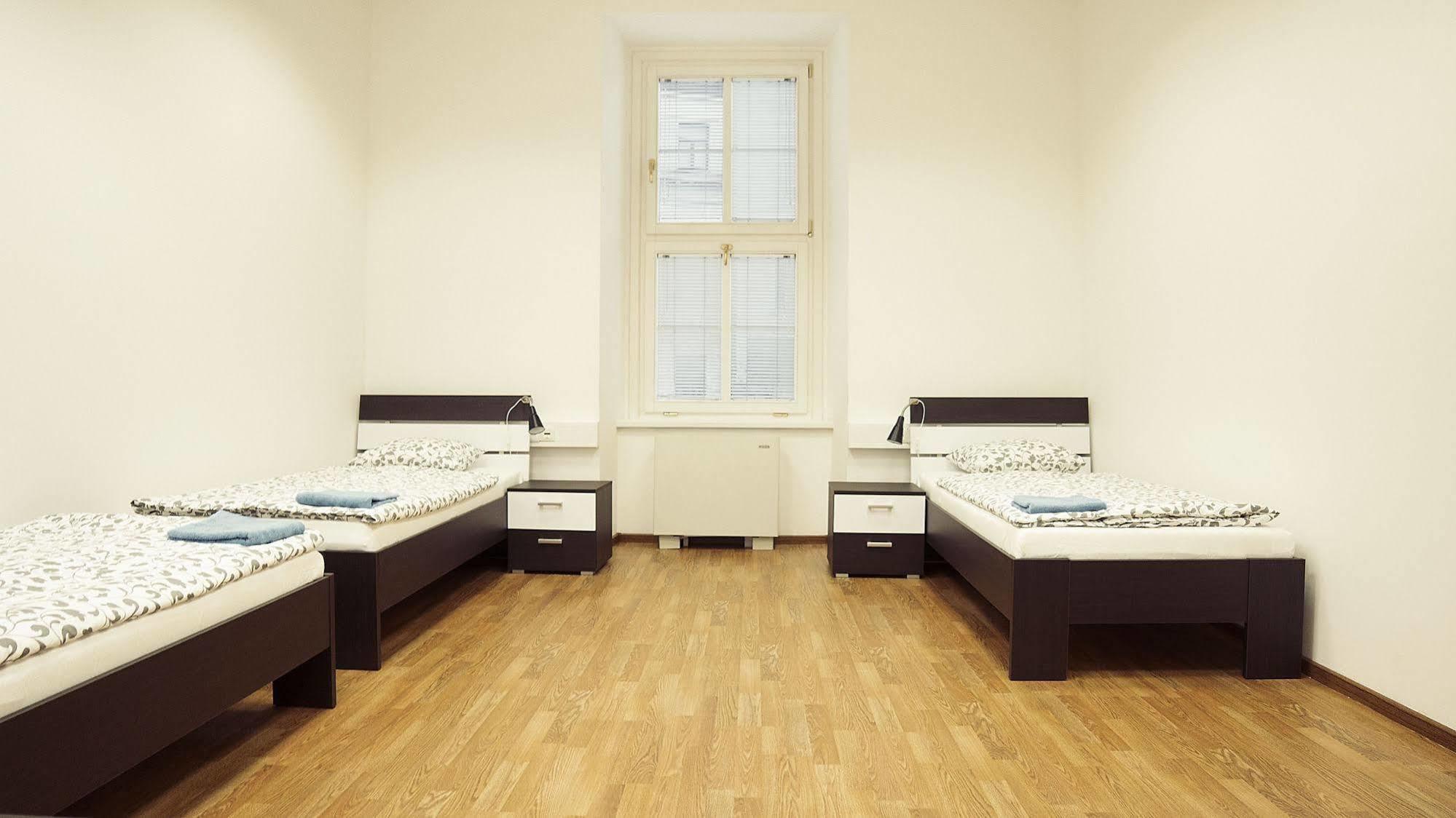 Hostel Folks Братислава Екстериор снимка