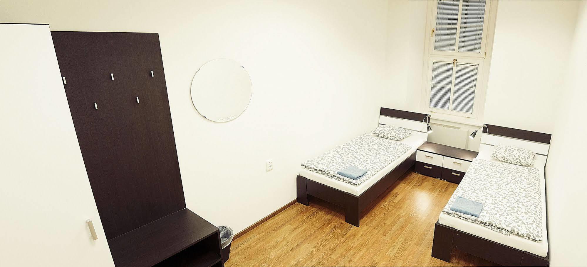 Hostel Folks Братислава Екстериор снимка